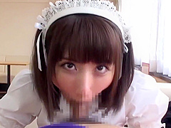 Dulce y tierna doncella japonesa mamandolo como una diosa 2