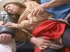 Hermosa Esposa Follada en el autob&uacute_s al lado de su marido cornudo VER Completo: http://bit.ly/2JMKBT2