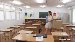 Japanese Girls attacked nice massage girl at park.avi