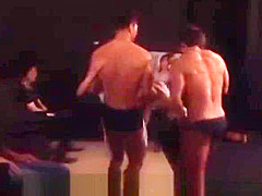 Kana Momonogi hiep dam tren san khau, hoa hau phim sex