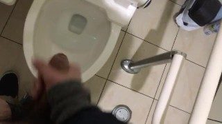 家まで我慢出来なくてトイレでヤッちゃいました