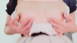 えっちなメイドさんの乳首オナニー