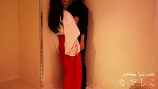 着衣で壁に追いやり膝でおちんちん責め