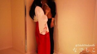 立ちながらTシャツを捲って乳首責め