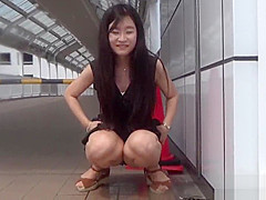 Fetish asian whore peeing in gutter