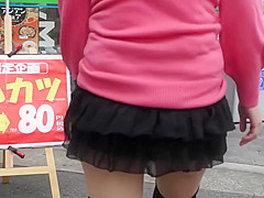 Japanese amateur exposure girl upskirt in a city