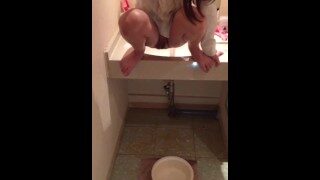【PEE】 OL白ブラウス着て、洗面台からパイパンおしっこするNana