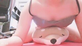 ぬいぐるみを使って乳首オナニー