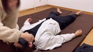 クマのコスプレした淫乱彼女はイケメンドМ彼氏を目隠し手錠拘束でイジメてガクガク連続絶頂させちゃいました・・・ 日本人素人POV – えむゆみカップル