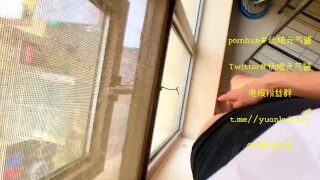 伪娘元气酱在楼间距超近的酒店直接用自己的高潮液清洗落地窗，对面阳台有人在晾衣服都不在乎。。。
