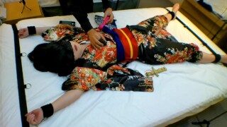 和服コスプレ目隠し少女をベッドに拘束して乳首責め