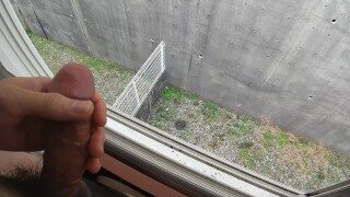 外に向かって潮吹き&寸止め失敗して暴発しちゃった　◯学生　射精