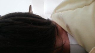 布団の中で喘ぎながら悶える自慰行為