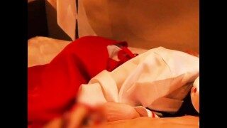 添い寝しながら手コキ責め