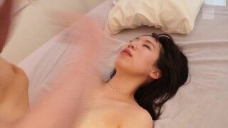 清楚な美女が鬼イカセ３Pセックスで悶絶