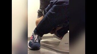 男子トイレでおしっこ　日本人