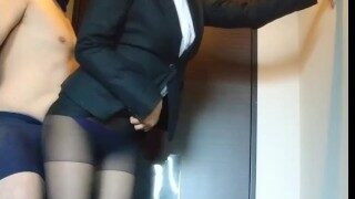 痴女系OLがM男の乳首を弄ぶ 卑猥な乳首舐め