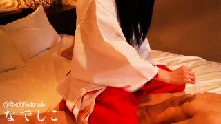 羽根で乳首やお腹をなでなで