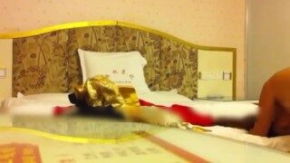 说话有点嗲的红衣气质美女网恋宾馆约会男友想要洗澡都不行