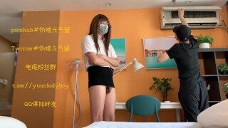 酒店空调出现故障，伪娘元气酱紧身包臀裙在空调修理工面前故意走光露出鸡吧。。。