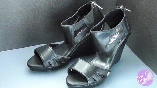 Shoe fetishism 靴フェチ　黒い合成皮革サンダルにぶっかける