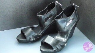 Shoe fetishism 靴フェチ　黒い合成皮革サンダルにぶっかける