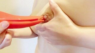 エッチな日本人女子、おっぱいマッサージと乳首オナニー　おもちゃでイク