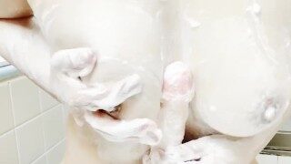 巨乳おっぱいマッサージと乳首オナニーでイクのが好きなエロい日本人女子　ディルドでパイずりの練習ｗ